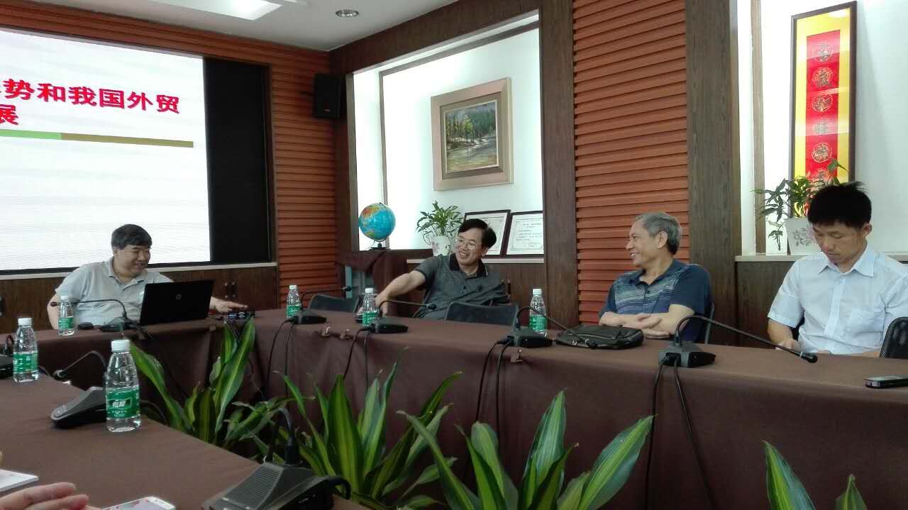 图为林桂军教授与我中心研究人员进行学术交流现场